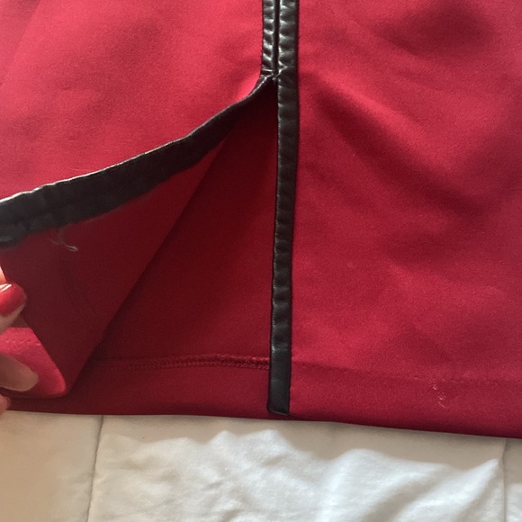 Venus Burgundy pencil skirt - Picture 2 of 7